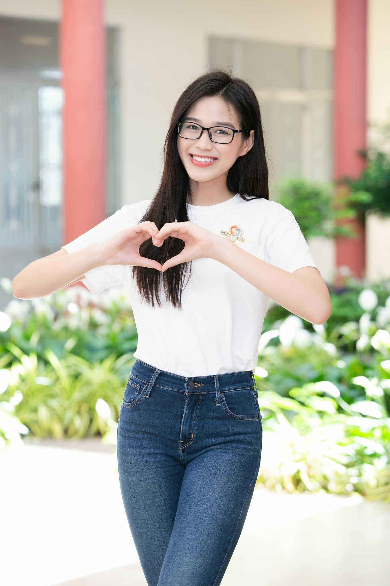 Hoa hậu Việt Nam 2020 diện trang phục giản dị với áo trắng, quần jeans nhưng vẫn toát lên thần thái xinh đẹp rạng rỡ.