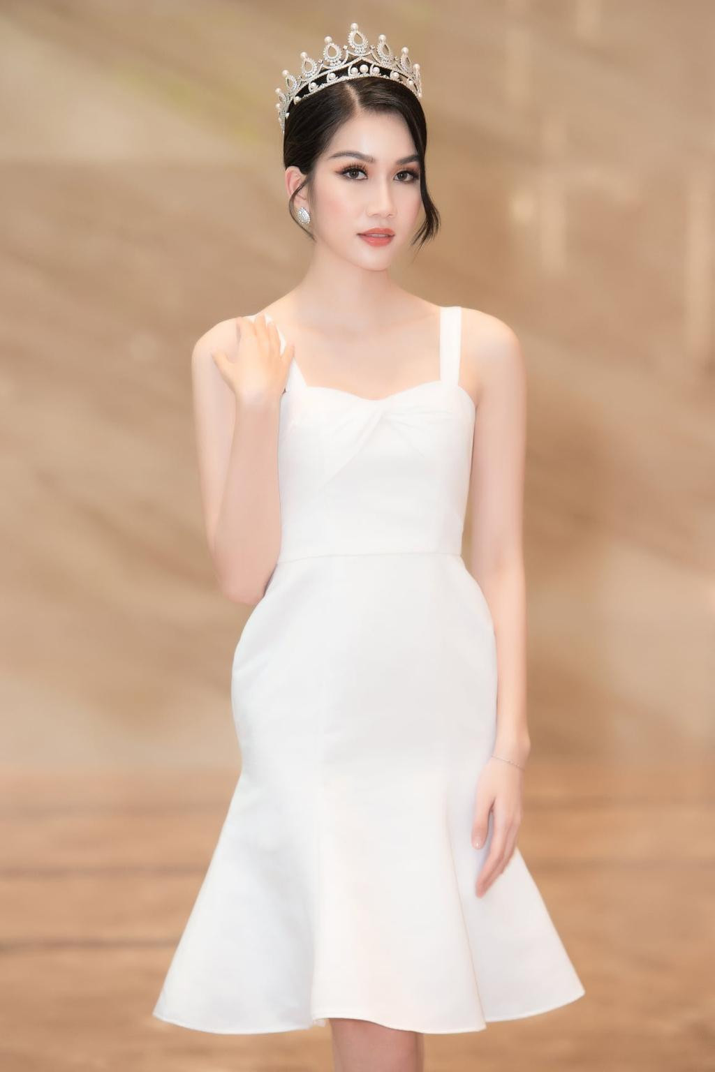 Cùng thời điểm với Đỗ Thị Hà, Á hậu Phương Anh sẽ lên đường sang Nhật Bản tham dự cuộc thi Hoa hậu Quốc tế 2021. Cô được đánh giá là một ứng viên tiềm năng với gương mặt duyên dáng, trong trẻo đúng tiêu chí của Miss International.