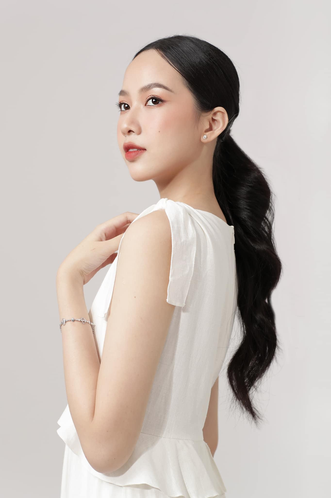 Sau cuộc thi HHVN 2020, Phương Quỳnh rất đắt show quảng cáo, chụp ảnh thời trang.