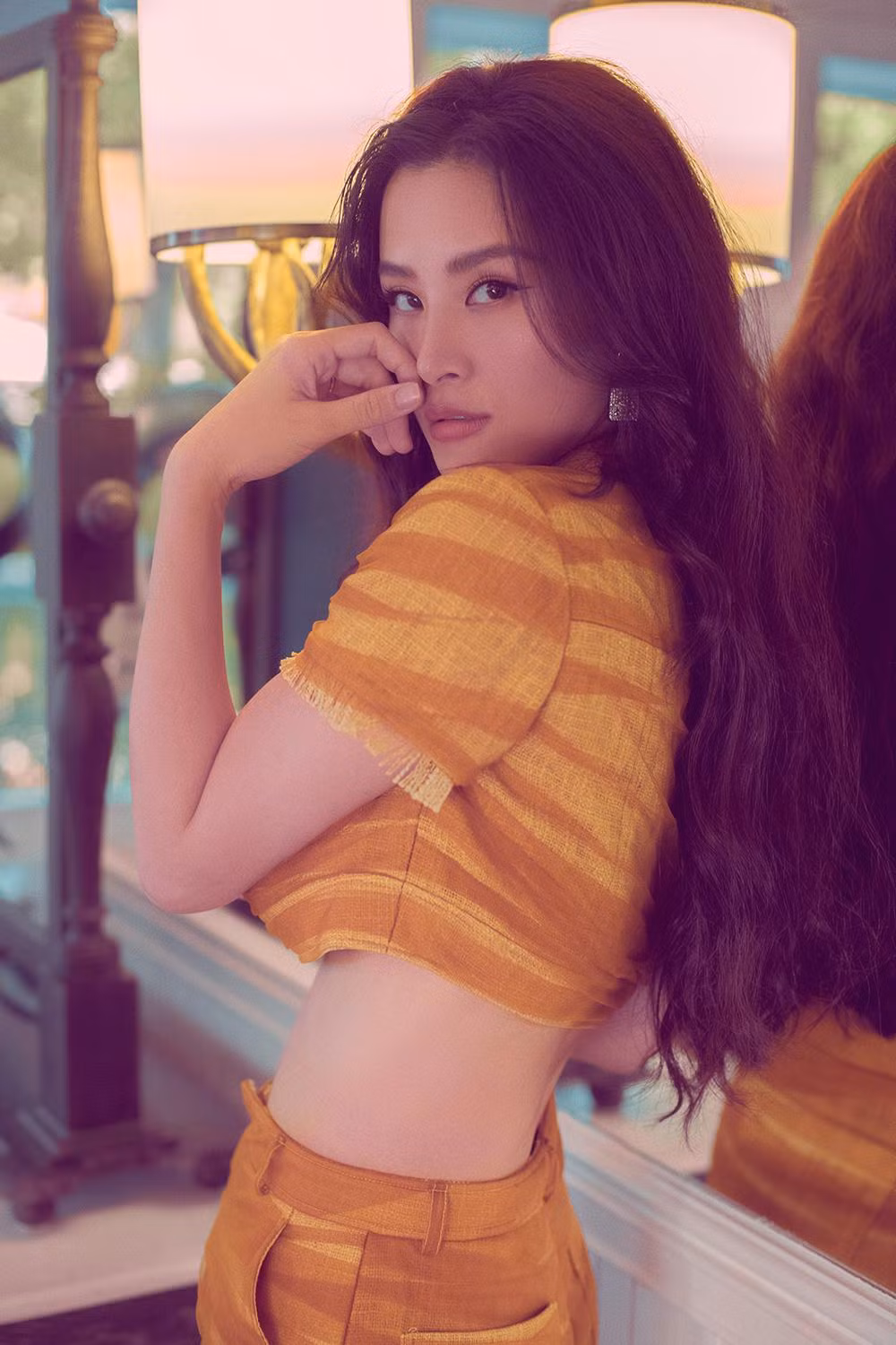 Nữ ca sĩ diện loạt thiết kế với những gam màu rực rỡ, cắt xẻ tinh tế để khoe vóc dáng nóng bỏng. Nữ ca sĩ diện loạt thiết kế với những gam màu rực rỡ, cắt xẻ tinh tế để khoe vóc dáng nóng bỏng.