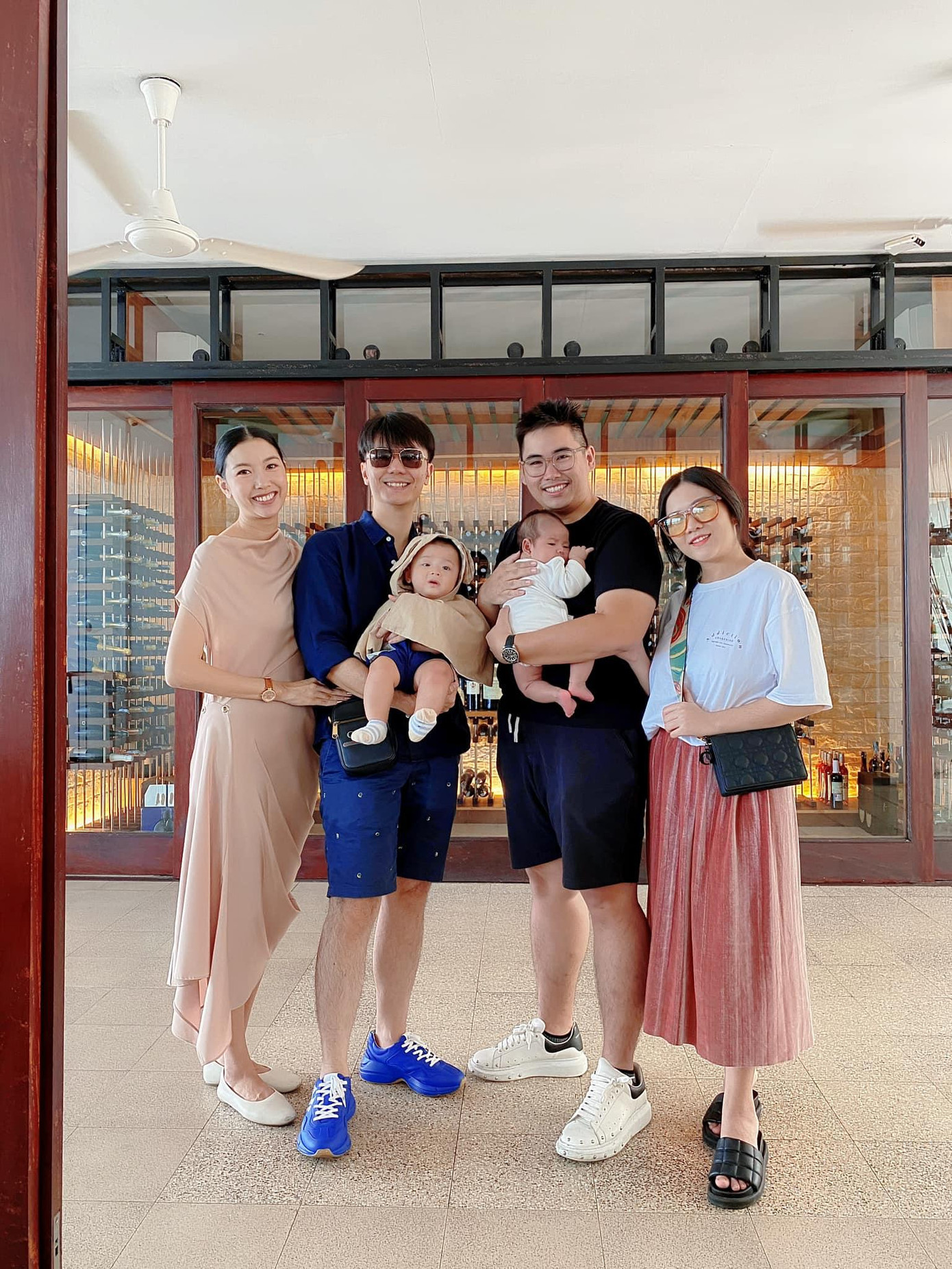 Vợ chồng Á hậu Thuý Vân và quý tử gặp gỡ bạn bè vào ngày cuối tuần.