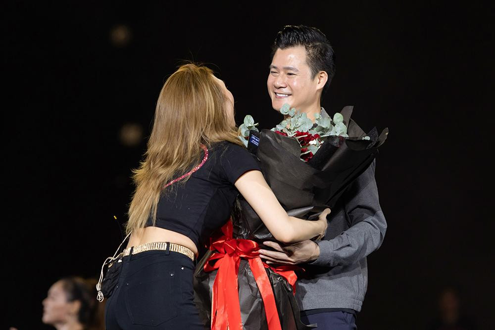 Nam ca sĩ Quang Dũng vừa mới trở về từ liveshow của Dương Triệu Vũ ở Hội An cũng đã ngay lập tức tới ủng hộ tinh thần cho "Họa mi tóc nâu".