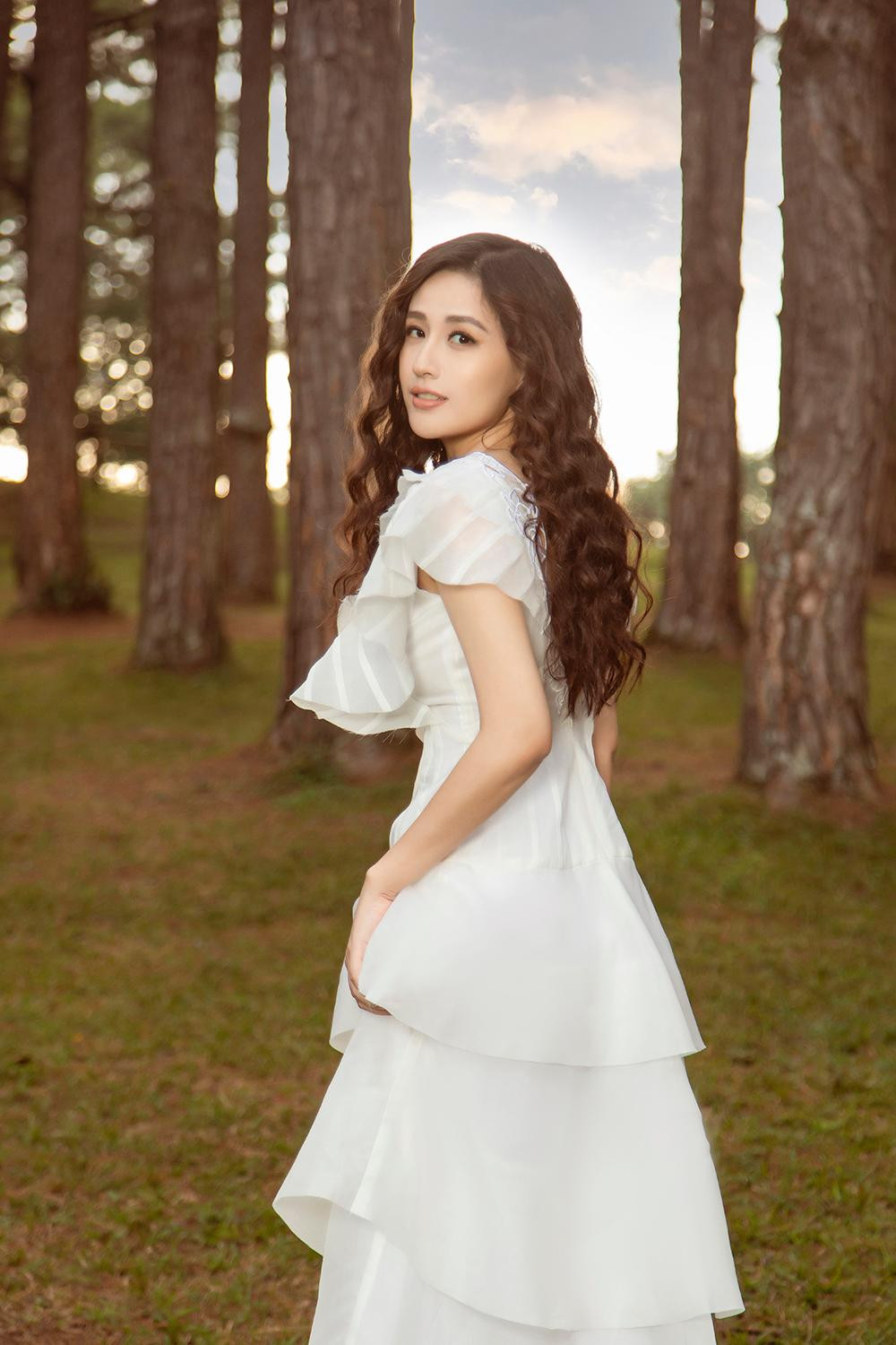 Mới đây, Mai Phương Thúy bất ngờ xuất hiện trong trẻo như một nàng thơ trong một bộ ảnh thời trang mới nhất được thực hiện tại Đà Lạt.
