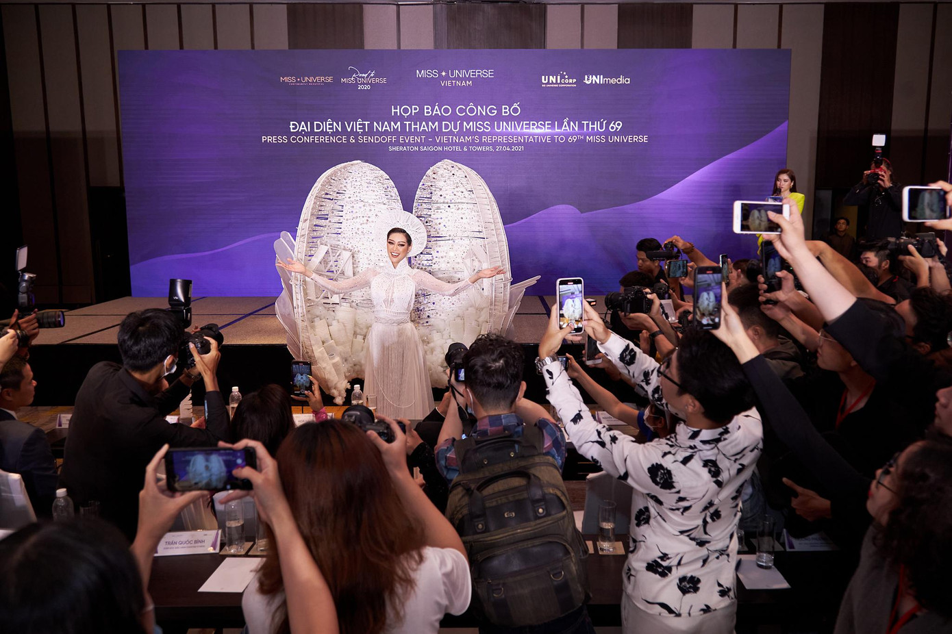 Khánh Vân giới thiệu bộ trang phục "Kén Em" tại buổi họp báo.