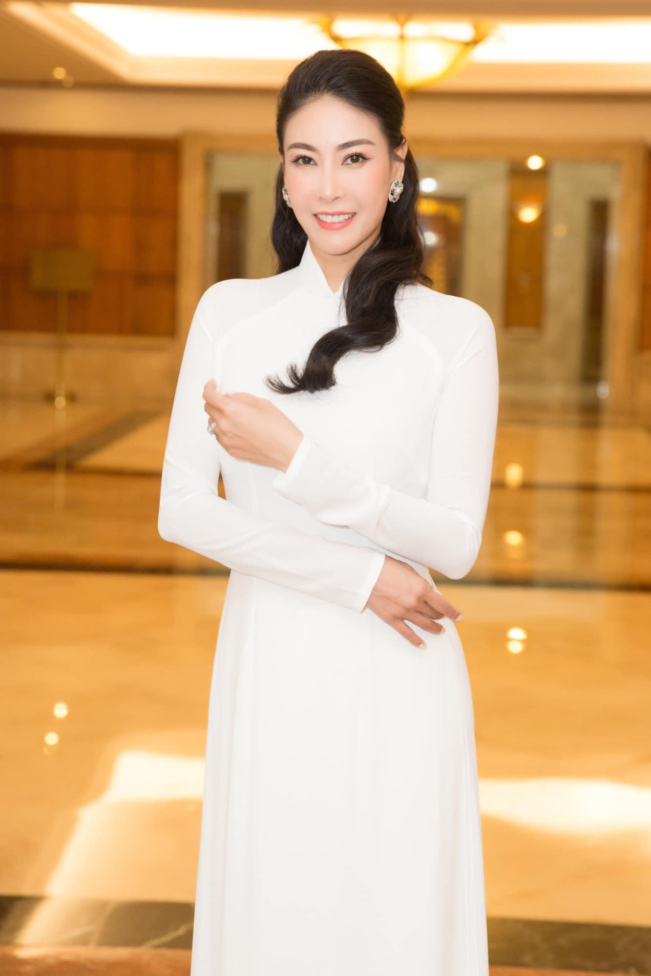 Hoa hậu Hà Kiều Anh dịu dàng, tinh khiết trong thiết kế áo dài trắng tinh khôi.