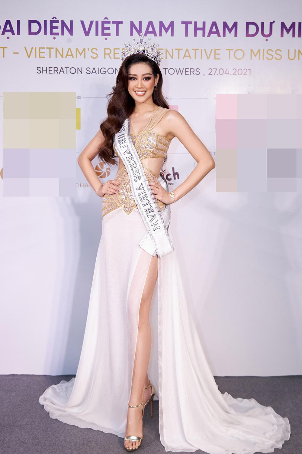 Hoa hậu Khánh Vân diện váy dạ hội bay bổng kết hợp hai tông màu vàng - trắng.