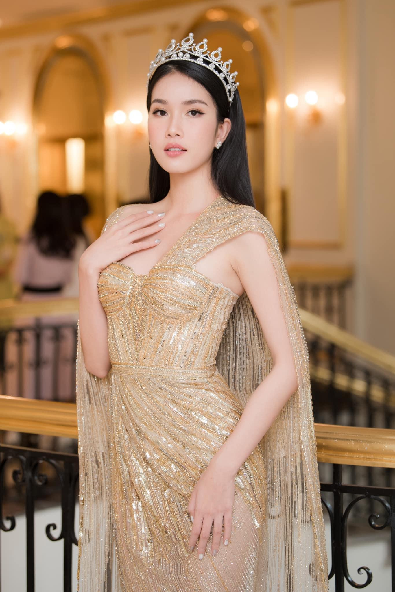 Kiểu dáng váy dạ hội tông màu vàng gold sang chảnh với chất liệu xuyên thấu giúp Phương Anh đẹp nóng bỏng và lộng lẫy tựa 'nữ thần'.