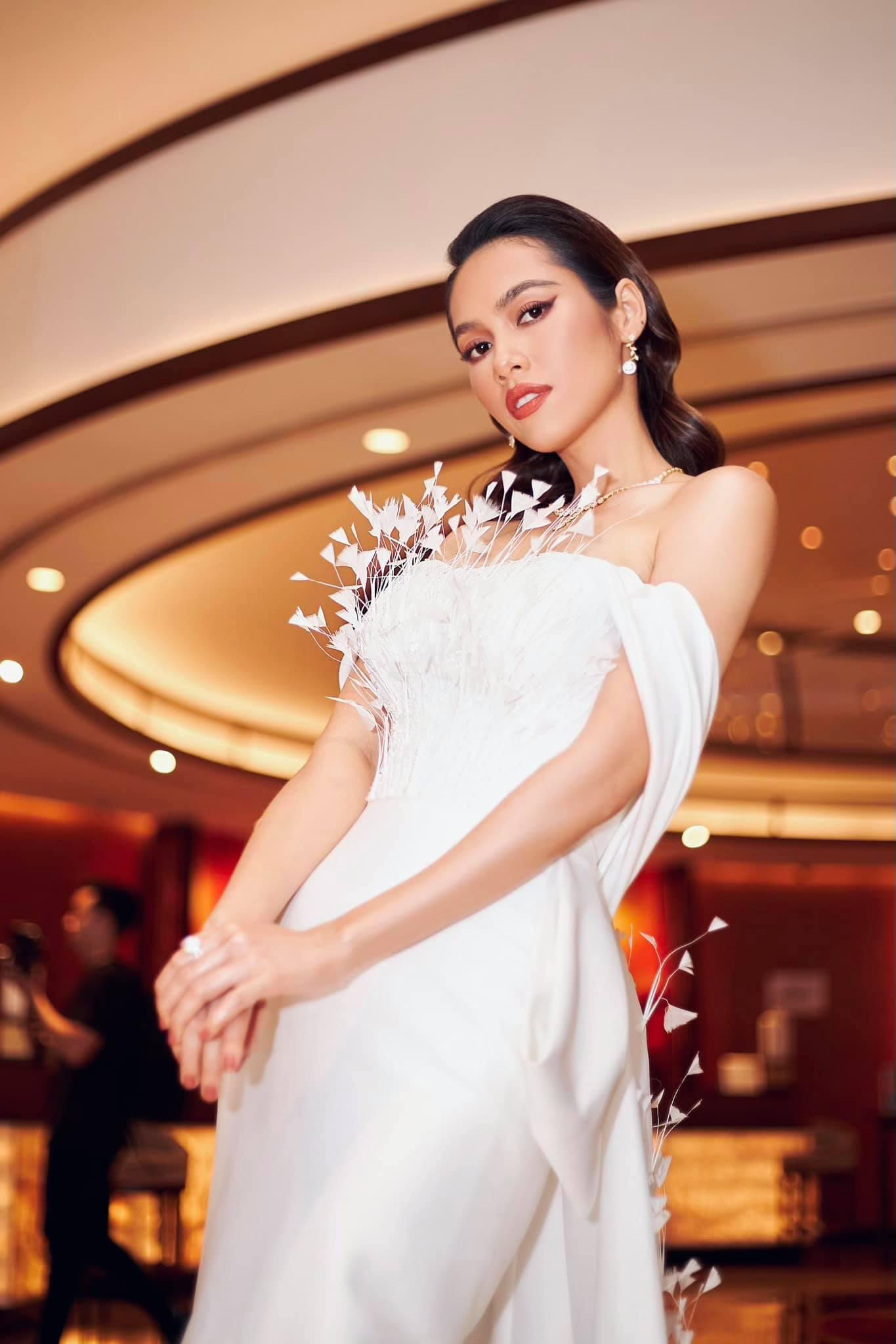 Tái xuất showbiz, Hoàng My trở thành gương mặt hot khi cô tham gia gameshow truyền hình, đóng nhiều quảng cáo.