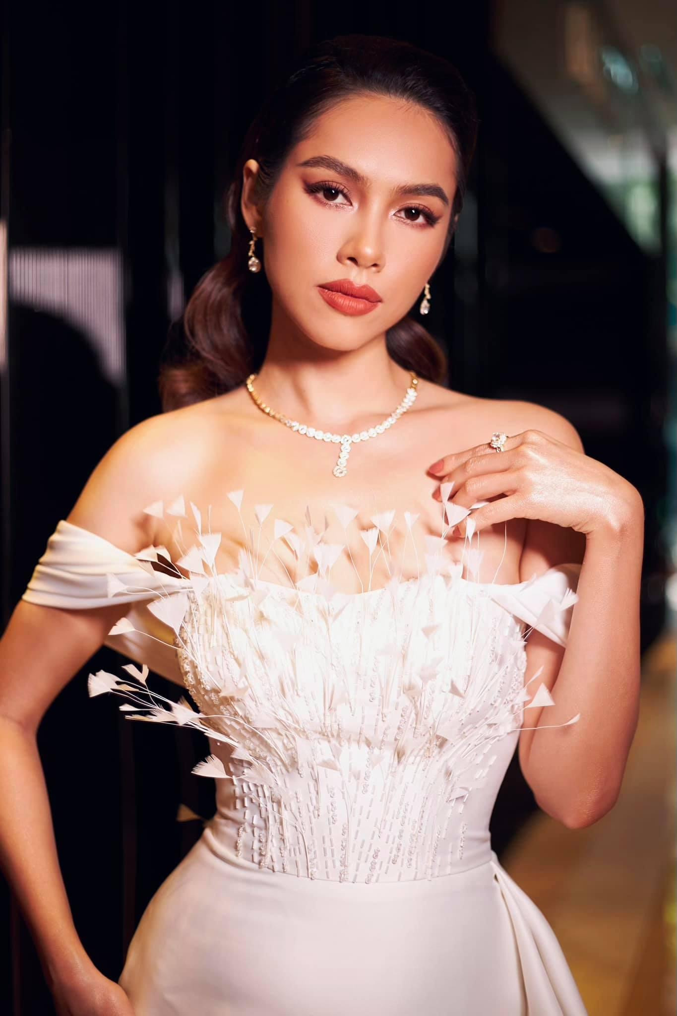 Điểm nhấn của bộ váy là phần đính lông vũ cầu kỳ dọc thân váy, khiến Hoàng My xinh đẹp và yêu kiều tựa một nàng 'thiên nga trắng'.