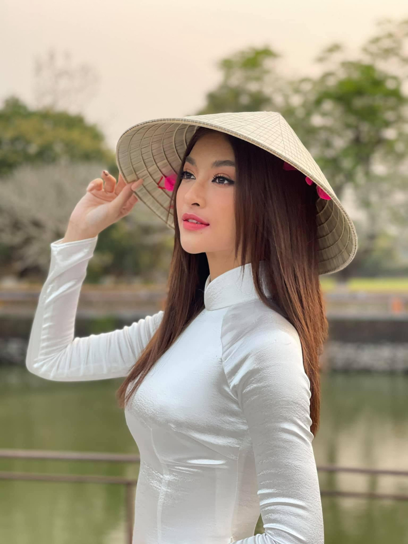 Vốn quen thuộc với phong cách cá tính, nóng bỏng nhưng Kiều Loan cũng rất đỗi dịu dàng khi diện trang phục truyền thống.