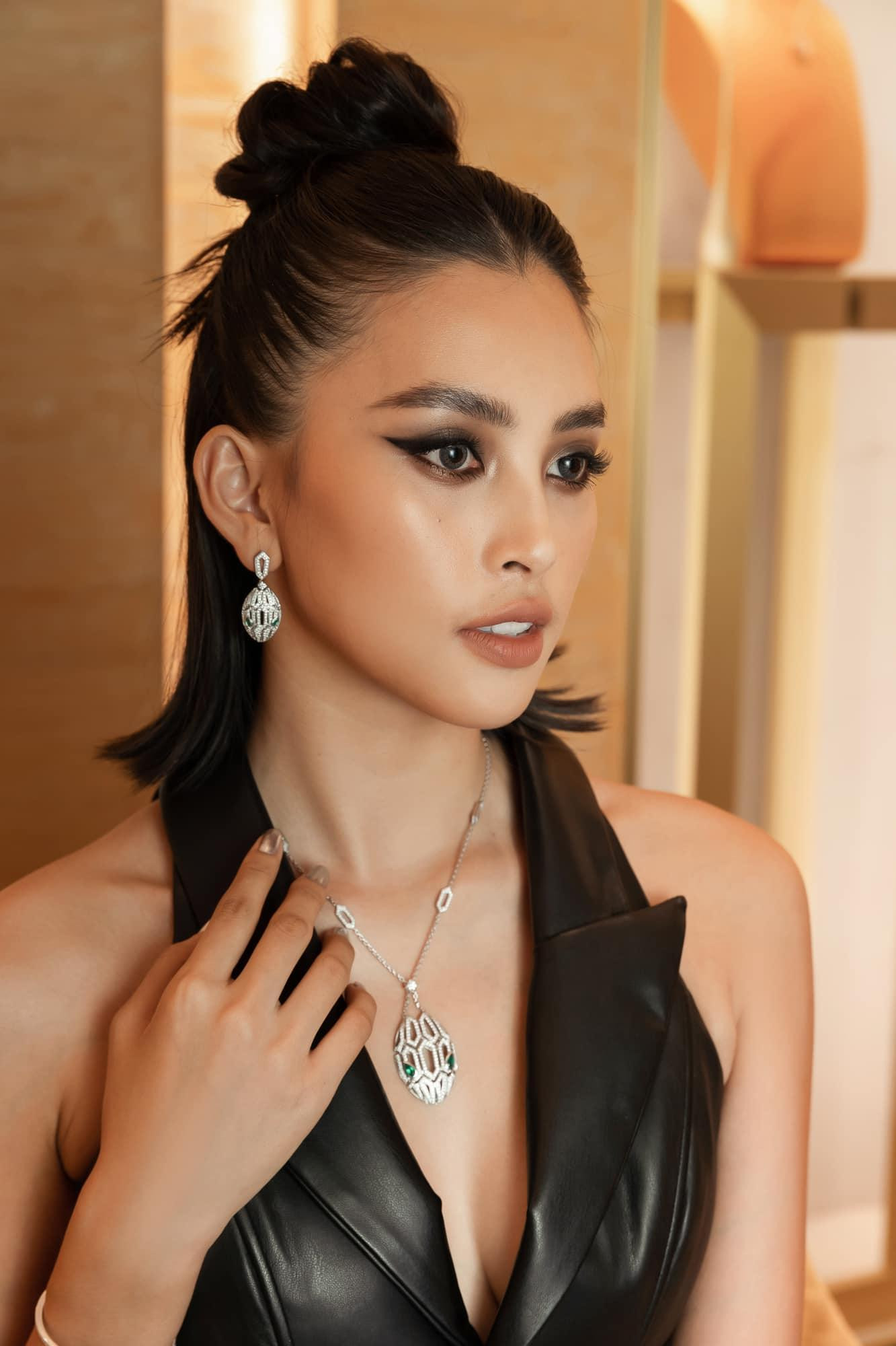 Hoa hậu Tiểu Vy diện thiết kế bằng chất liệu da có thiết kế cổ chứ V cực kỳ nóng bỏng và gợi cảm.