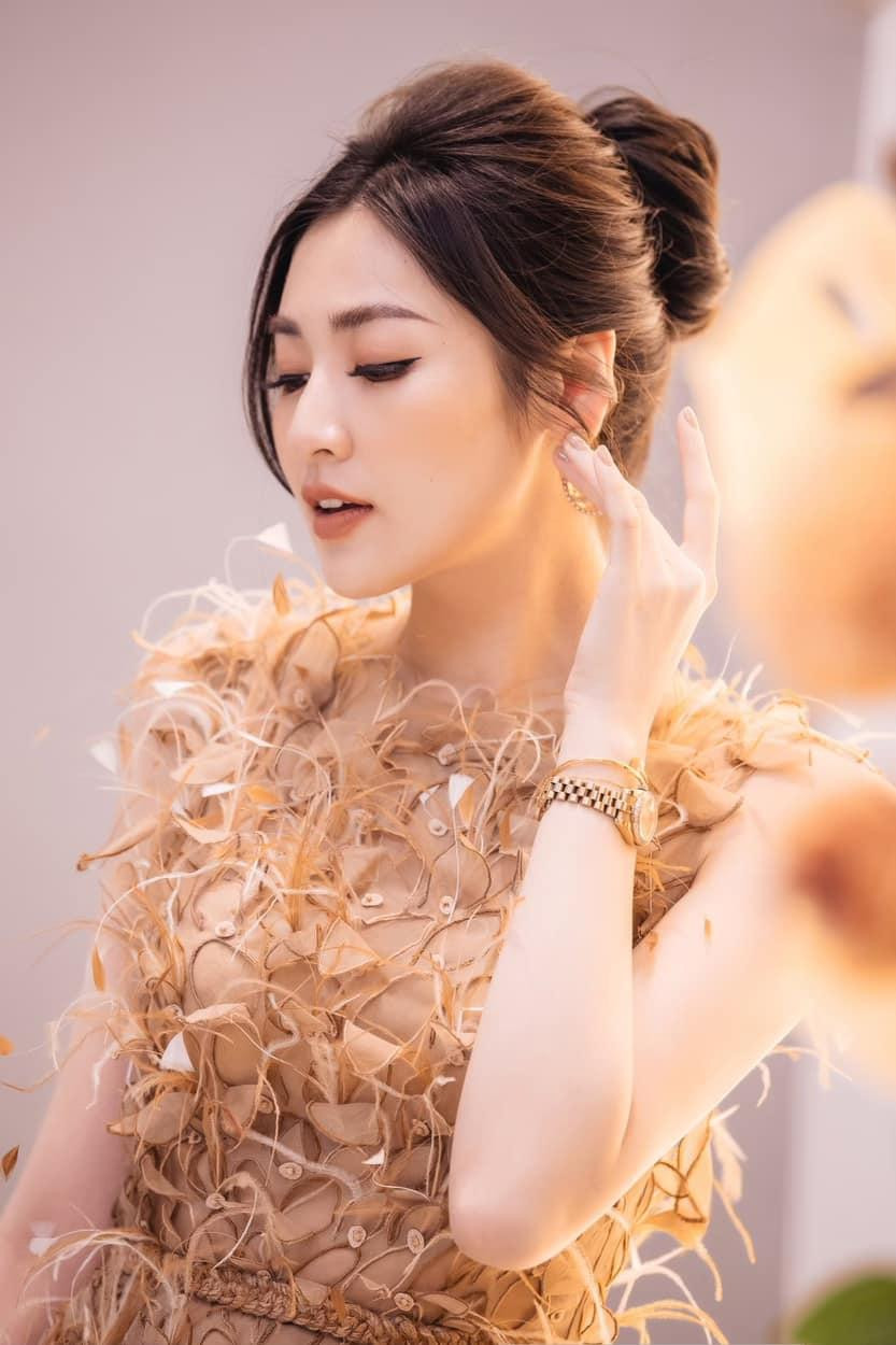 Cô cũng đắt show hơn sau khi sinh con đầu lòng. Tú Anh là một trong những gương mặt rất đắt show quảng cáo hiện nay.