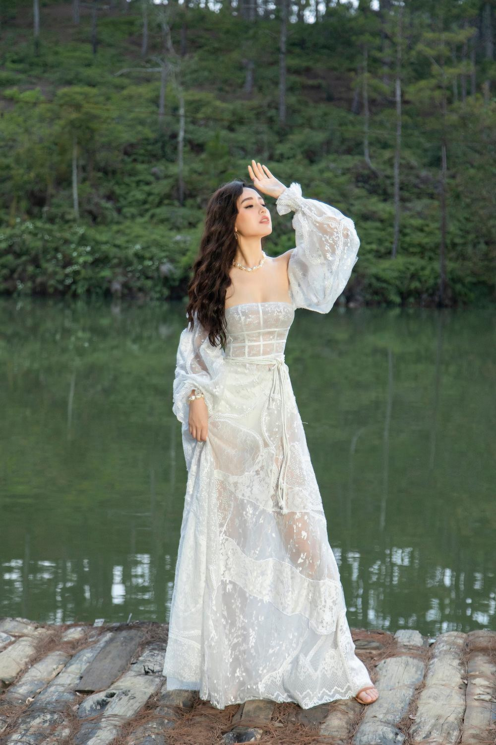 Những mẫu váy đầm xuyên thấu nhẹ nhàng tựa những làn sương sớm đã tôn lên trọn vẹn vóc dáng nóng bỏng của Mai Phương Thuý.