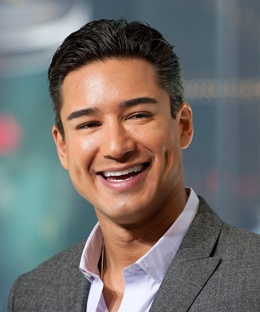 Cùng đảm nhận vai trò MC với Olivia Culpo trong đêm chung kết Miss Universe 2020 sẽ là nam diễn viên, người mẫu Mario Lopez. Như vậy là sau nhiều năm sử dụng MC gạo cội Steve Harvey thì năm nay BTC Miss Universe đã chiêu mộ một gương mặt mới được đánh giá là trẻ trung và hấp dẫn hơn rất nhiều.