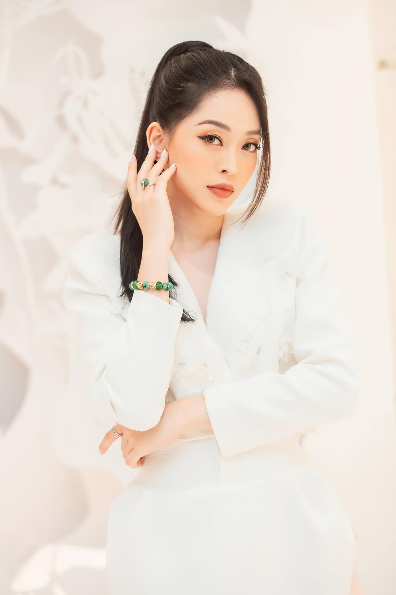 Á hậu Việt Nam 2018 khoe thần thái kiêu sa, xinh đẹp hút hồn fans.