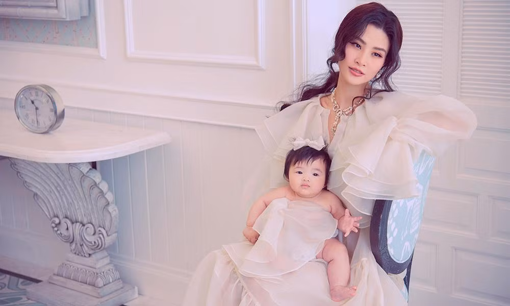 Con gái Đông Nhi gây sốt với biểu cảm cực đáng yêu khi lần đầu chụp ảnh thời trang cùng mẹ ảnh 1 Con gái Đông Nhi gây sốt với biểu cảm cực đáng yêu khi lần đầu chụp ảnh thời trang cùng mẹ ảnh 1