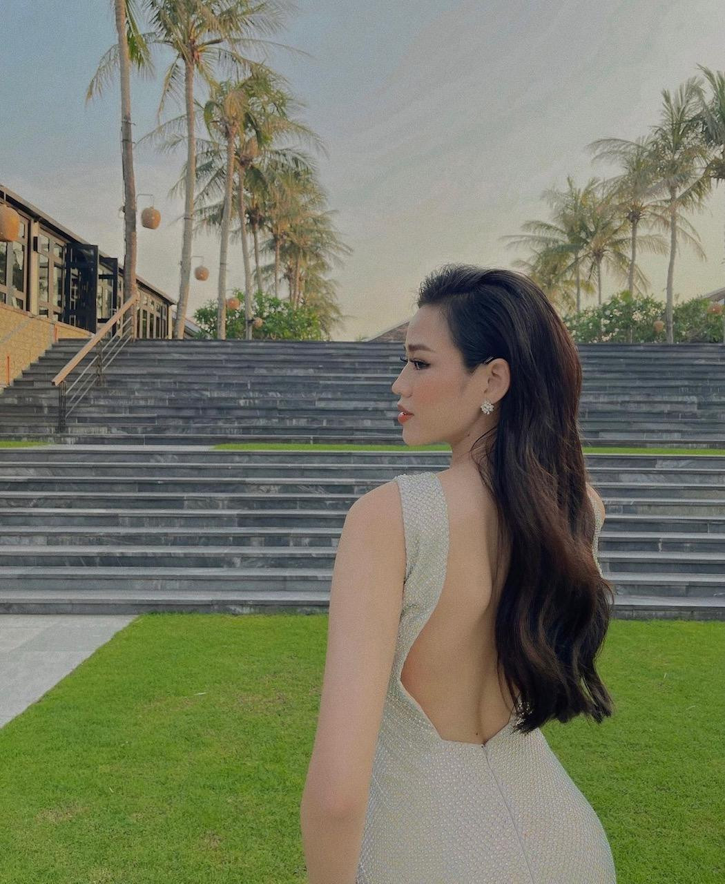 Nàng hậu xứ Thanh sở hữu vóc dáng nóng bỏng và gợi cảm nên không ngại mặc những thiết kế cắt xẻ táo bạo.