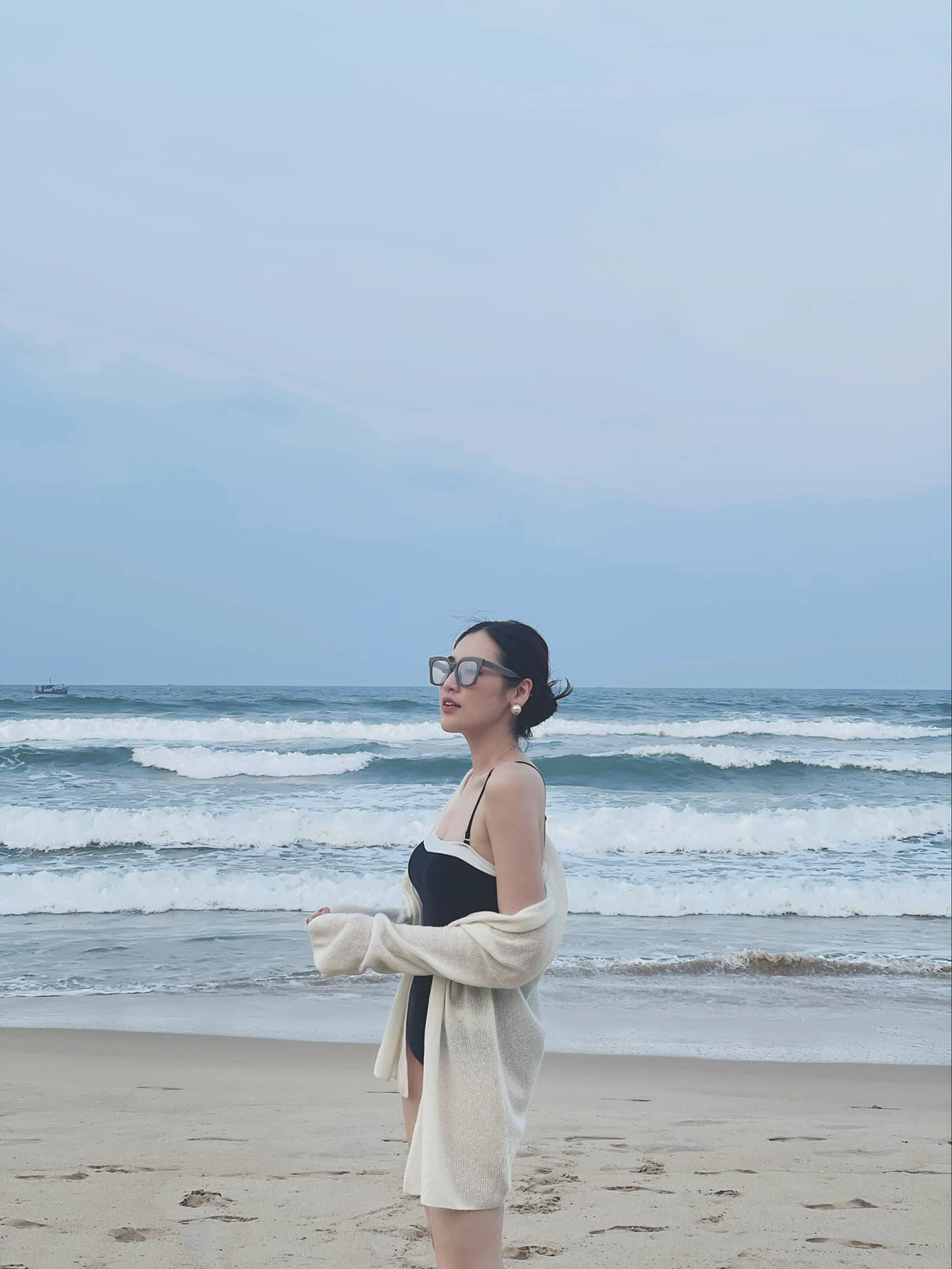 Mặc dù mới sinh quý tử đầu lòng cách đây không lâu nhưng người đẹp đã sớm lấy lại được vóc dáng thon thả và sexy.