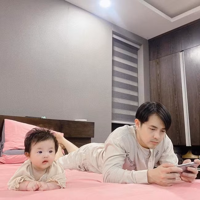 Có thể thấy, con gái Đông Nhi ngày càng cứng cáp, mũm mĩm hơn. Có thể thấy, con gái Đông Nhi ngày càng cứng cáp, mũm mĩm hơn.