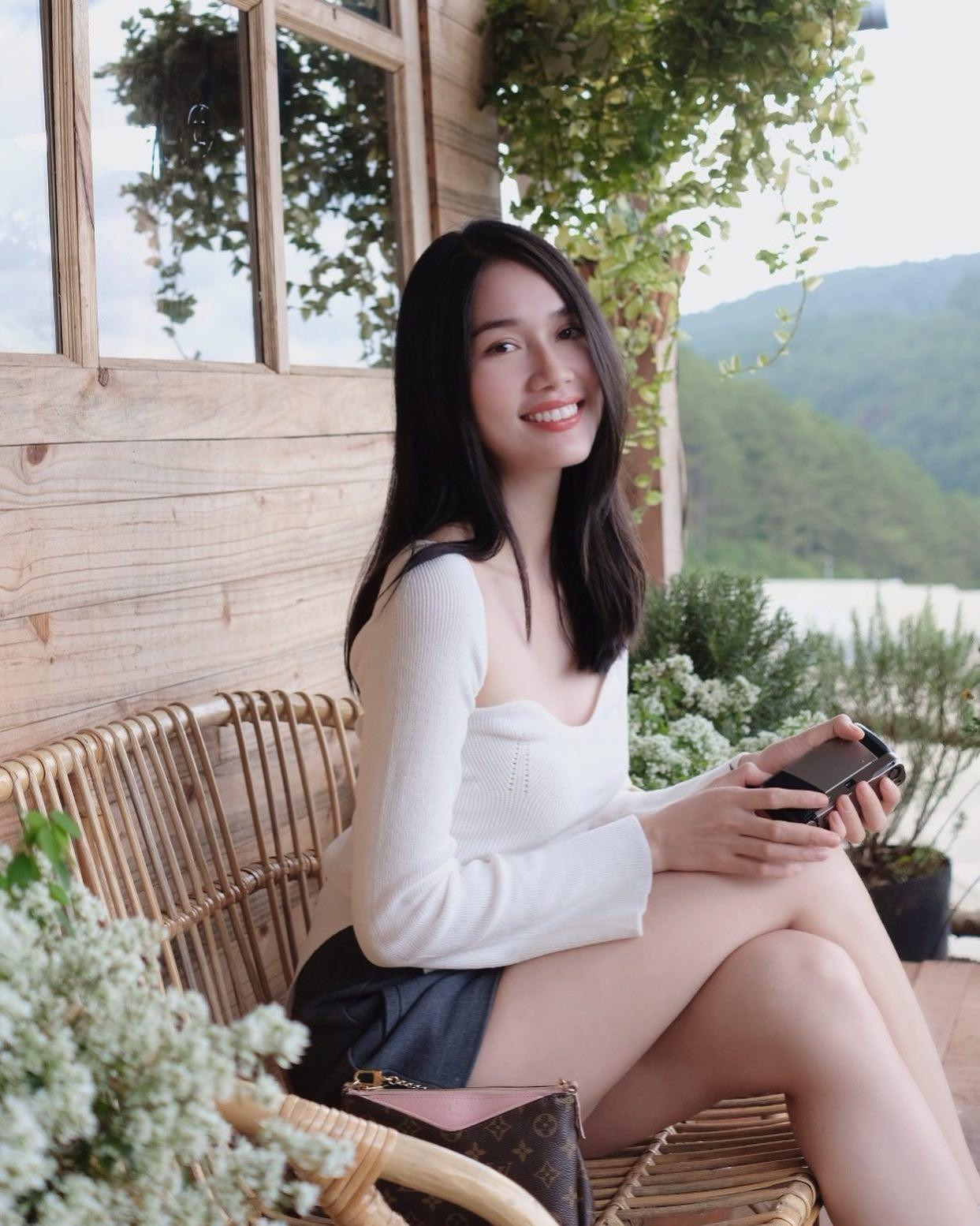 Á hậu Phương Anh diện trang phục giản dị nhưng vẫn hút hồn nhờ đôi chân thon dài cực gợi cảm.