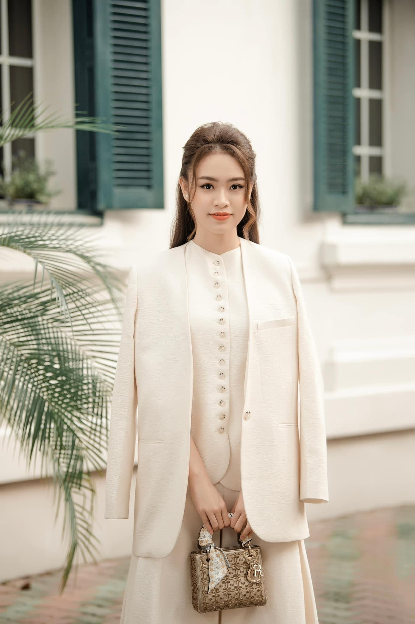 Theo đuổi sự nghiệp học vấn, Ngọc Vân xây dựng hình ảnh nền nã và thanh lịch được công chúng yêu mến.