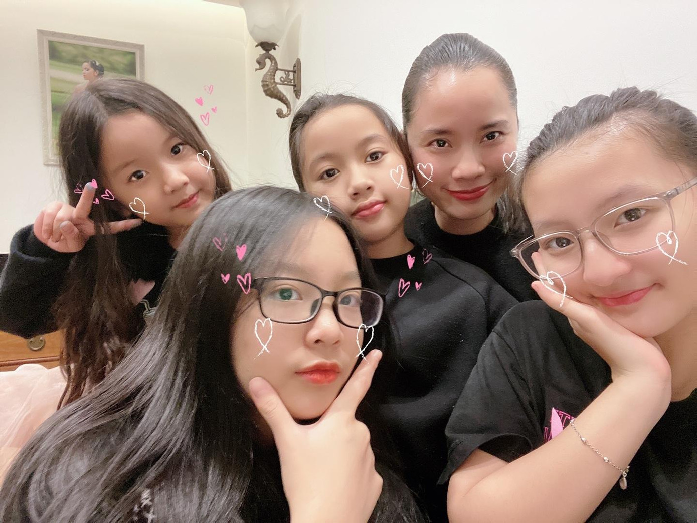 Ngô Thúy Hà bên bốn người con xinh xắn, đáng yêu.