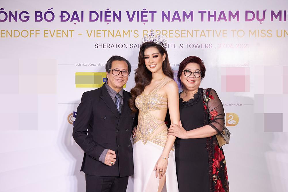 Khánh Vân được bố mẹ tháp tùng tới sự kiện. Đây cũng là buổi lễ công bố cô chính thức lên đường dự thi Miss Universe 2020 tại Mỹ vào tháng 5 tới.
