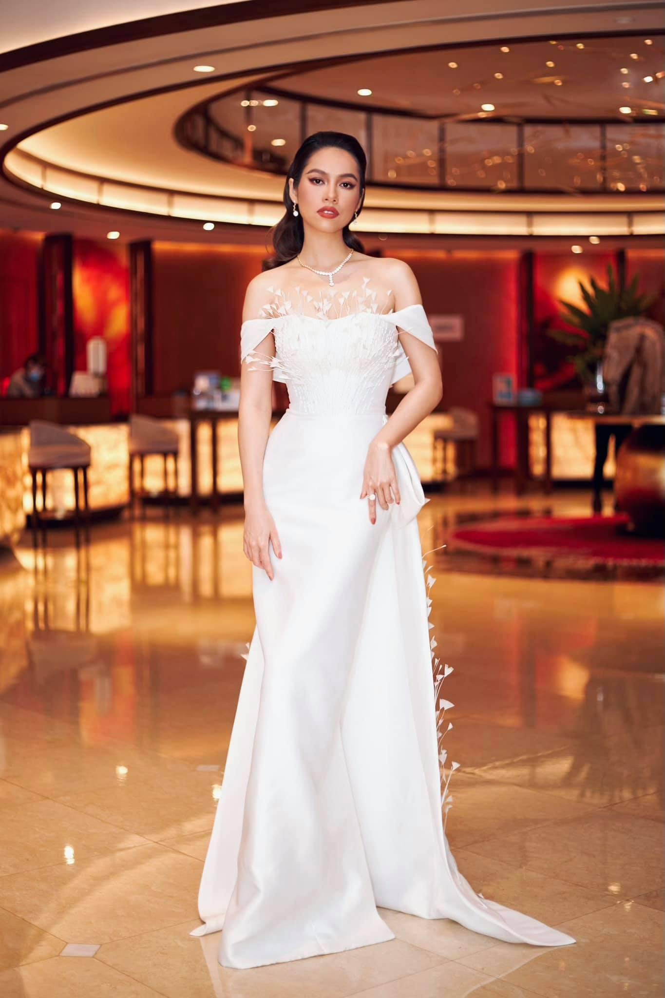 Cô diện bộ váy trắng muốt với chi tiết trễ vai gợi cảm và nóng bỏng.