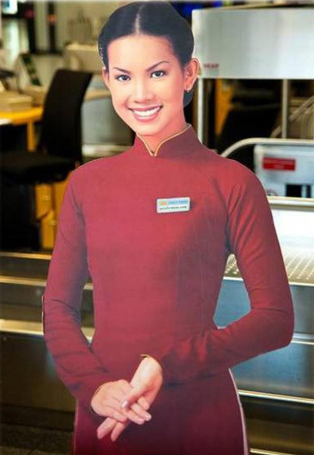 Trở về nước sau cuộc thi, Hoàng Oanh trở thành một mỹ nhân sáng giá của làng giải trí. Có thể nói những show diễn thời trang đình đám thời đó không một show nào là không có mặt Hoàng Oanh. Đặc biệt, nhờ danh tiếng và sắc đẹp của mình, Hoàng Oanh đã được hãng hàng không quốc gia Việt Nam lựa chọn là gương mặt đại diện. Hình ảnh cô gái mặc tà áo dài đỏ duyên dáng với nụ cười khả ái xuất hiện khắp nơi tại các phòng vé máy bay vẫn in trong trí nhớ của nhiều người cho đến tận bây giờ.