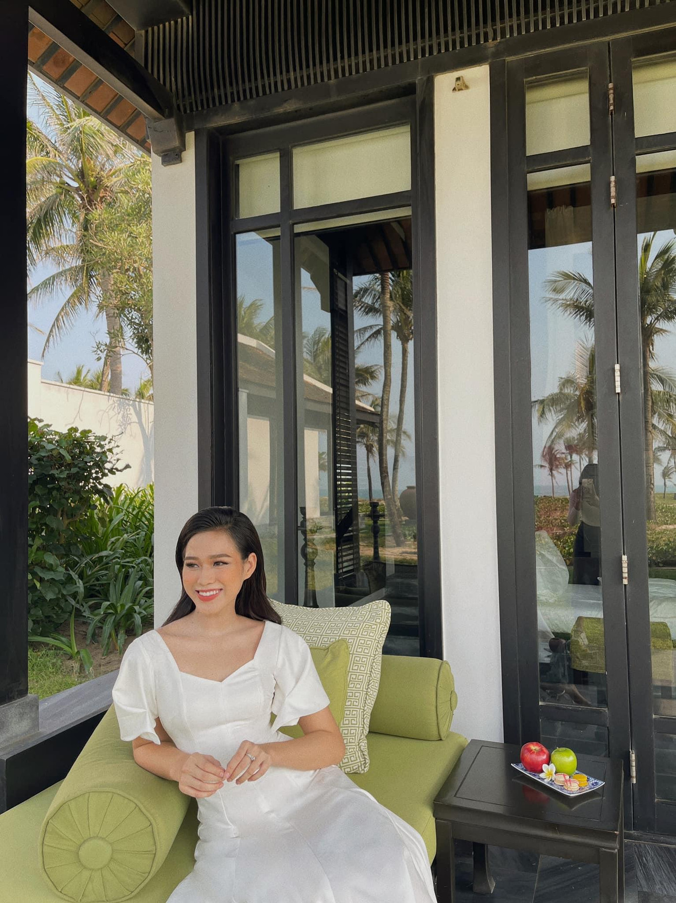 Thiết kế thanh lịch giúp Hoa hậu Việt Nam 2020 khoe nhan sắc tươi trẻ rạng rỡ.