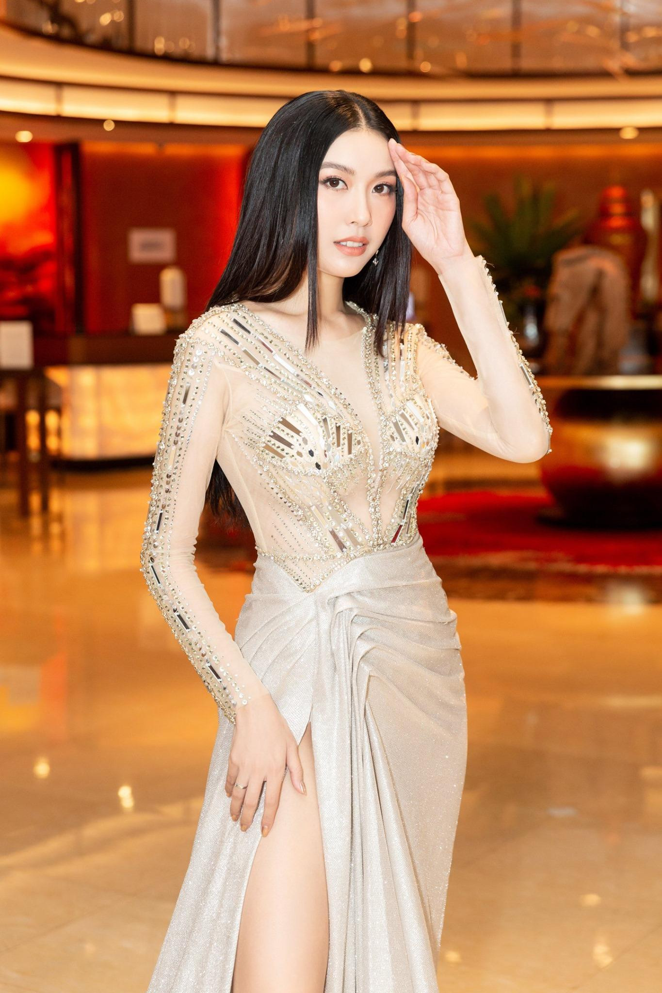 Á hậu Thuý Vân đẹp lộng lẫy với bộ váy tông màu vàng gold sang chảnh.