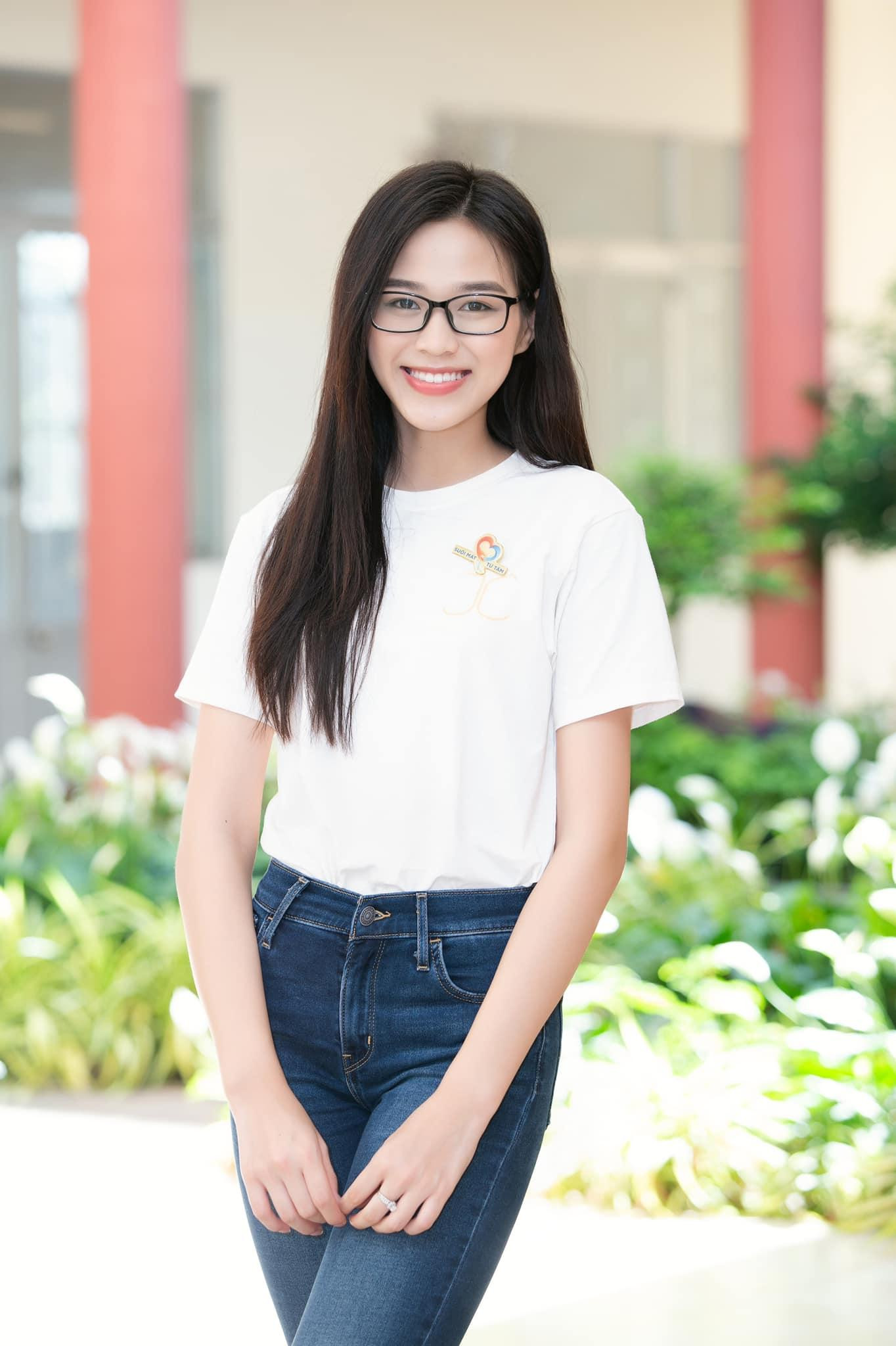 Vừa qua, Hoa hậu Đỗ Thị Hà đã cùng với các Hoa hậu, Á hậu của CLB "Suối mát từ tâm" thực hiện chuyến đi từ thiện tại huyện Đức Hoà , tỉnh Long An. CLB đã đến và tổ chức thăm khám bệnh miễn phí cho 1000 công nhân ở đây cũng như trao tặng những phần quà, học bổng cho các em học sinh.