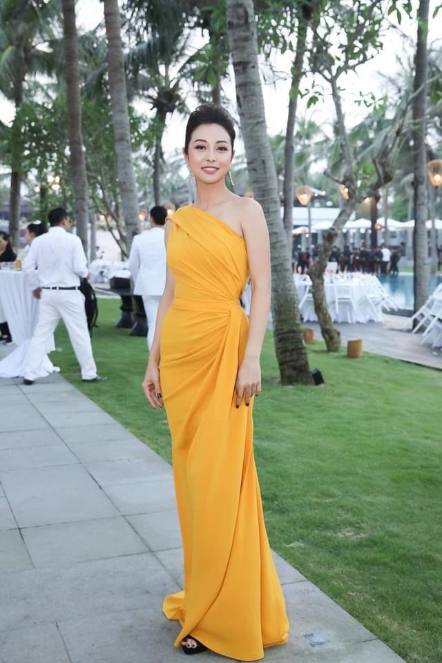 Trải qua nhiều lần sinh nở, Jennifer Phạm vẫn khiến các fans ghen tỵ với vóc dáng săn chắc, quyến rũ của mình.