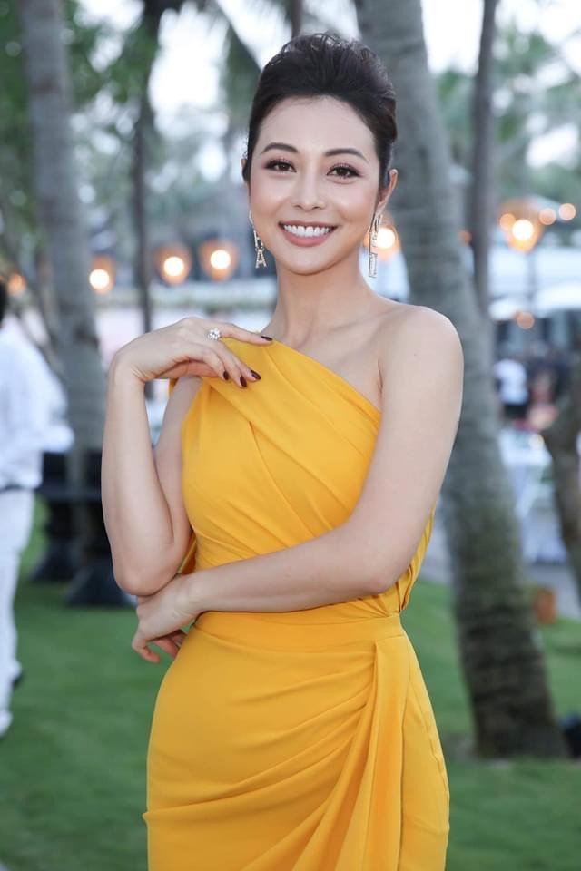 Hoa hậu Jennifer Phạm diện váy vàng lệch vai vô cùng sang trọng, quyến rũ.