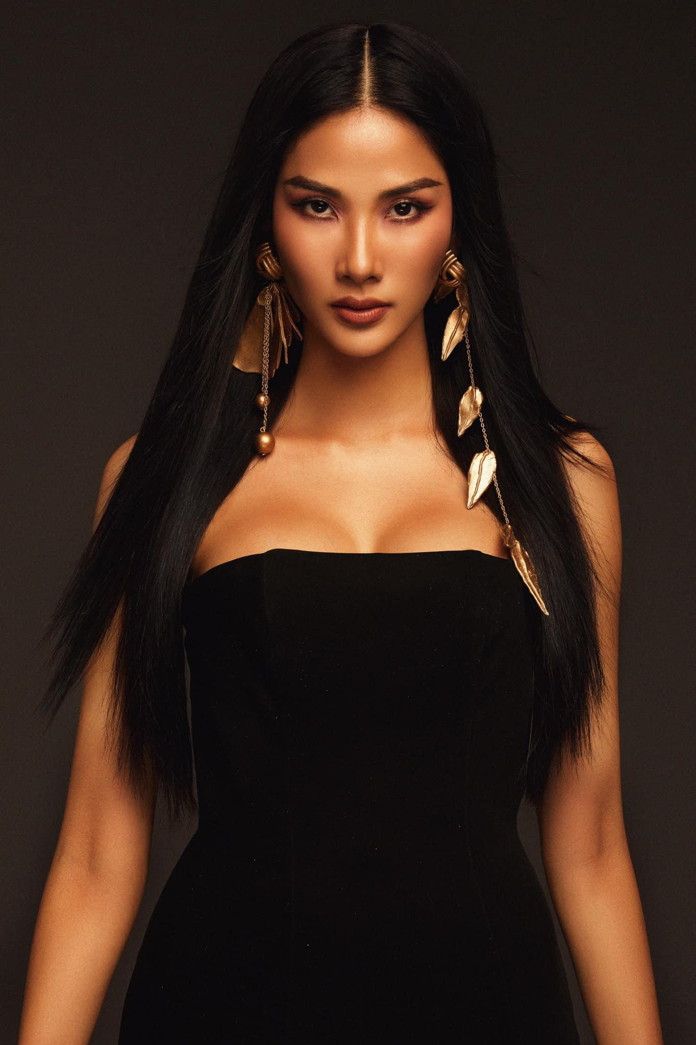 Á hậu Hoàng Thuỳ diện váy cúp ngực khoe vòng một nóng bỏng.