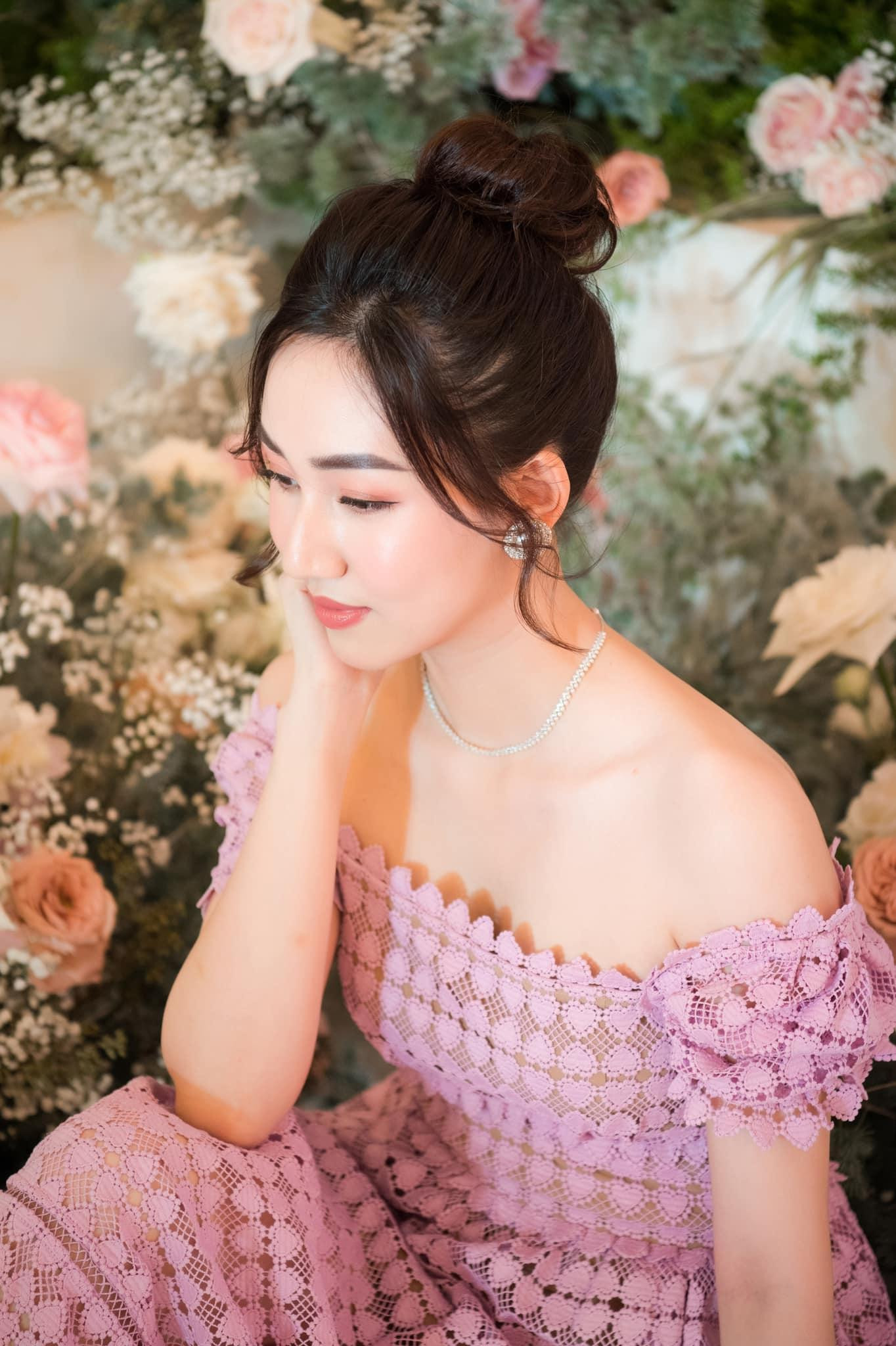 Trà My diện váy ren gợi cảm, khoe vóc dáng quyến rũ trong tiệc sinh nhật của em gái.