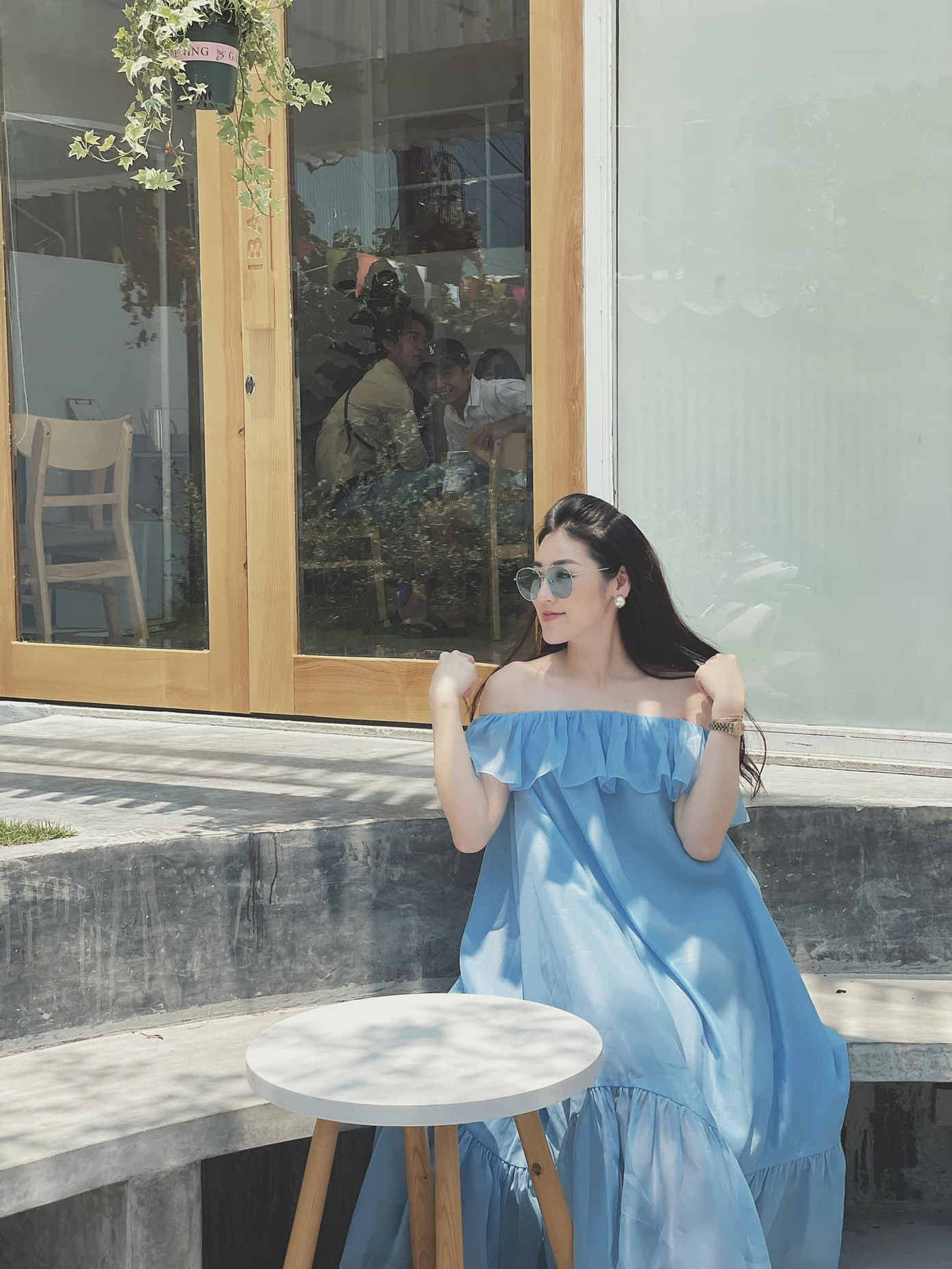 Á hậu Tú Anh diện váy trễ vai gợi cảm, lãng mạn dưới nắng vàng.