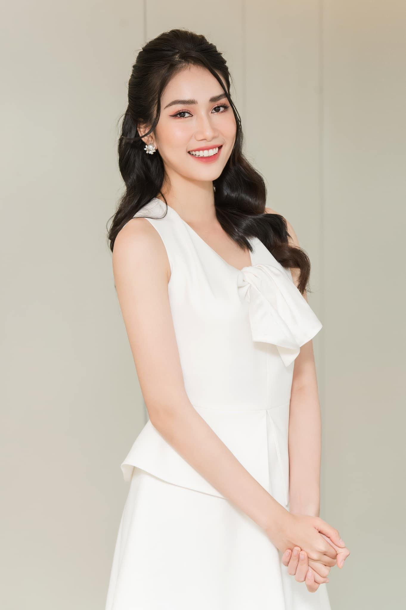 Á hậu Việt Nam 2020 rất hợp với tông màu trắng tinh khôi. Cô thường xuyên diện gam màu trắng khi dự các sự kiện. Á hậu Việt Nam 2020 rất hợp với tông màu trắng tinh khôi. Cô thường xuyên diện gam màu trắng khi dự các sự kiện.