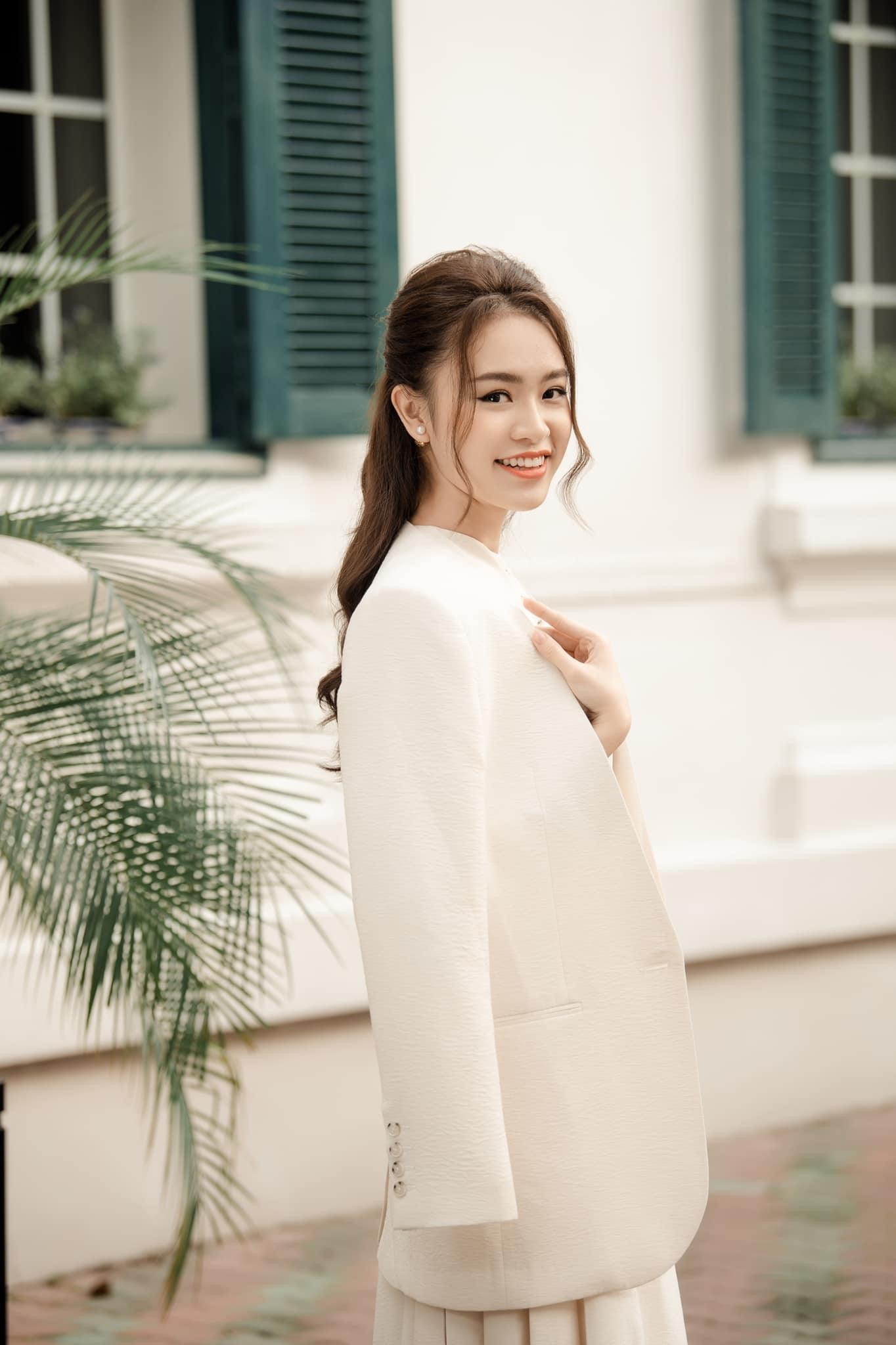 Không sử dụng quá nhiều hàng hiệu, Ngọc Vân luôn chiếm cảm tình trong mỗi lần xuất hiện trước công chúng bằng sự kín đáo, duyên dáng của mình.