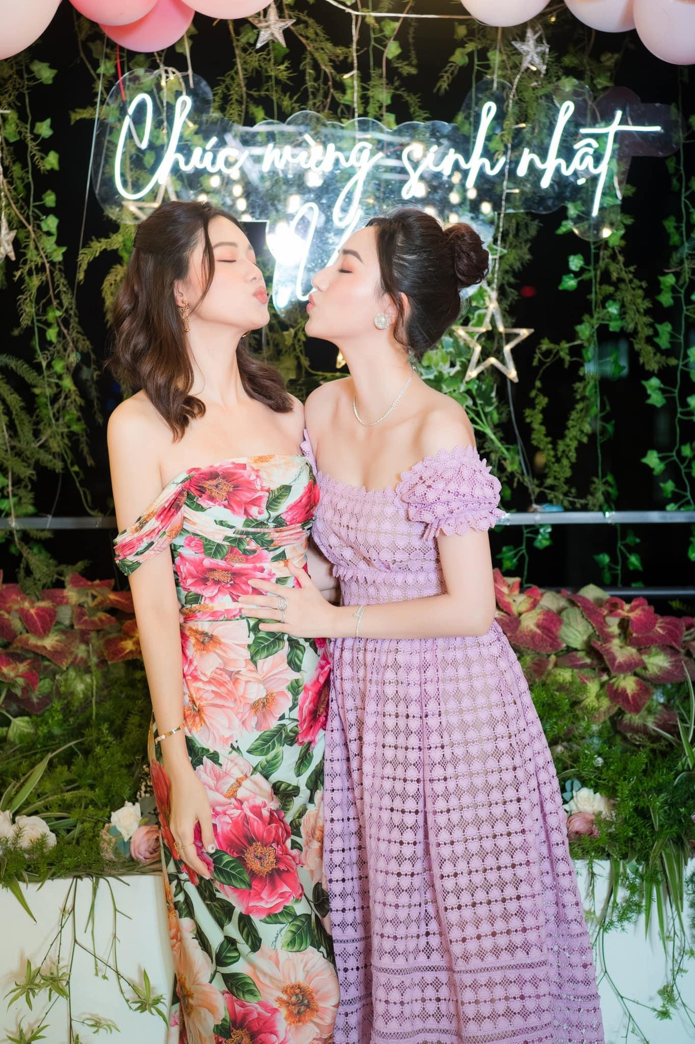 Á hậu Trà My cũng có mặt trong buổi tiệc sinh nhật thân mật của cô em gái xinh đẹp.