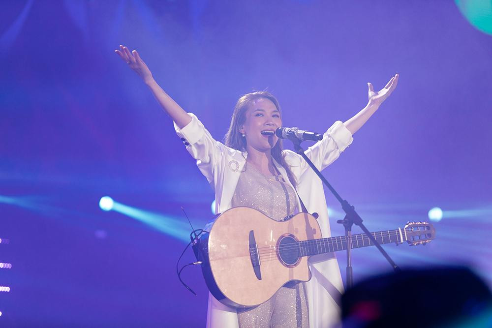 Nhiều khán giả đã rơi nước mắt khi xem lại chặng hành trình của nữ ca sĩ trong những ngày đầu đi hát với ca khúc gắn liền với tên tuổi của cô như “Cây Đàn Sinh Viên”, “Hai Mươi”, “Nhé Anh”, “Đôi Cánh Tình Yêu”, “Họa Mi Tóc Nâu”, “Hát Với Dòng Sông”, “Giấc Mơ Tình Yêu”, “Ước Gì”,…