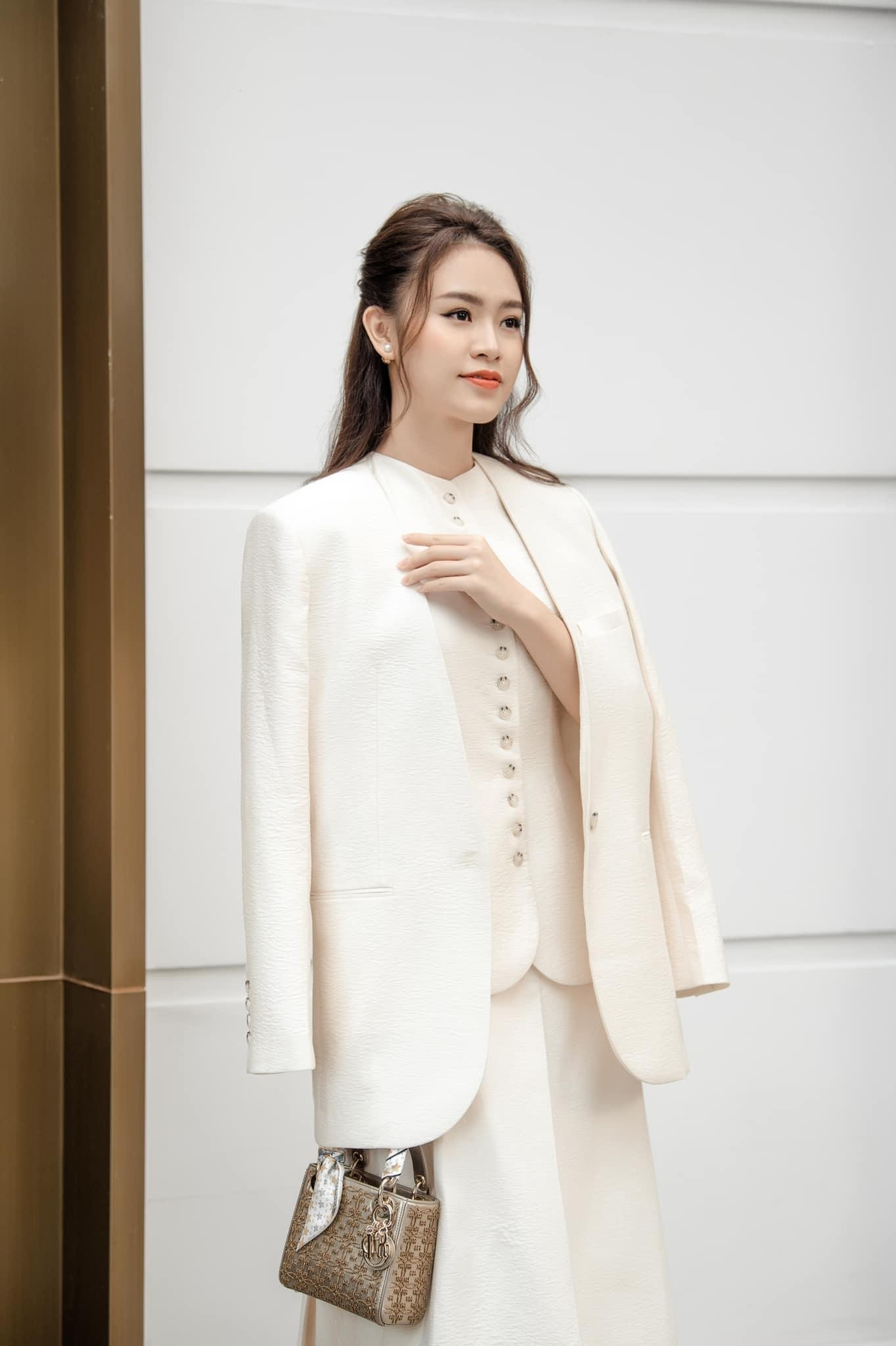 Chọn con đường theo đuổi tri thức và đạt được hàng loạt thành tích ấn tượng, Ngọc Vân được cư dân mạng ưu ái dành tặng cho biệt danh "cô gái vàng", "con nhà người ta"...