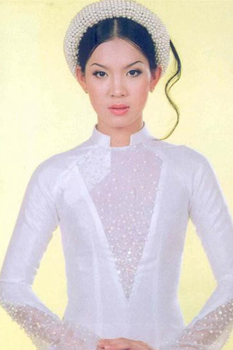 Tại thời điểm gần 20 năm về trước, Hoàng Oanh được xem là một người mẫu chuyên nghiệp của làng giải trí. Mới 15 tuổi đã cao 1m72 và khi 17 tuổi, cô trở thành gương mặt quảng cáo quen thuộc của rất nhiều các nhãn hàng nổi tiếng. Trở thành á hậu, Hoàng Oanh càng nổi tiếng hơn và được công chúng yêu mến. Năm 2003, Hoàng Oanh được cử làm đại diện đầu tiên của Việt Nam tham gia cuộc thi Hoa hậu Liên lục địa tại Đức. Tại cuộc thi người đẹp thiếu may mắn khi không giành được giải thưởng nào, nhưng cô đã gây được nhiều ấn tượng với bạn bè quốc tế.