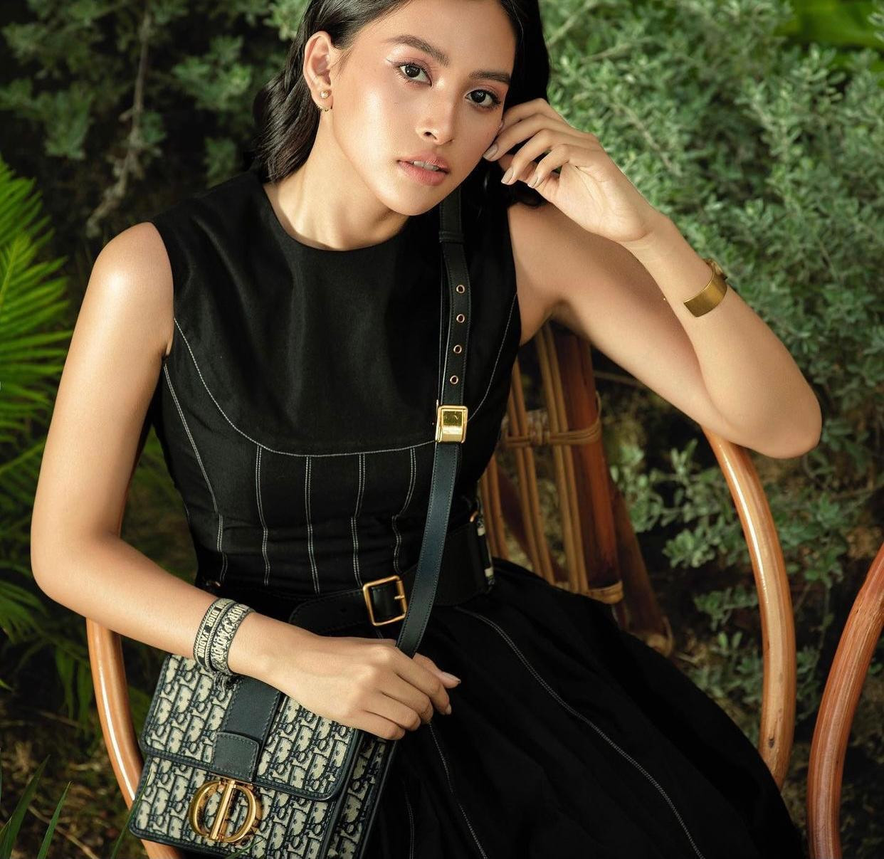 Hoa hậu Tiểu Vy dịu dàng và nữ tính khi diện trang phục tông màu đen.