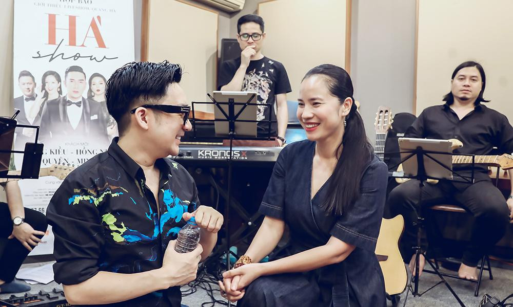 Á hậu Ngô Thúy Hà bất ngờ xuất hiện trong hậu trường cùng ca sĩ Quang Hà.