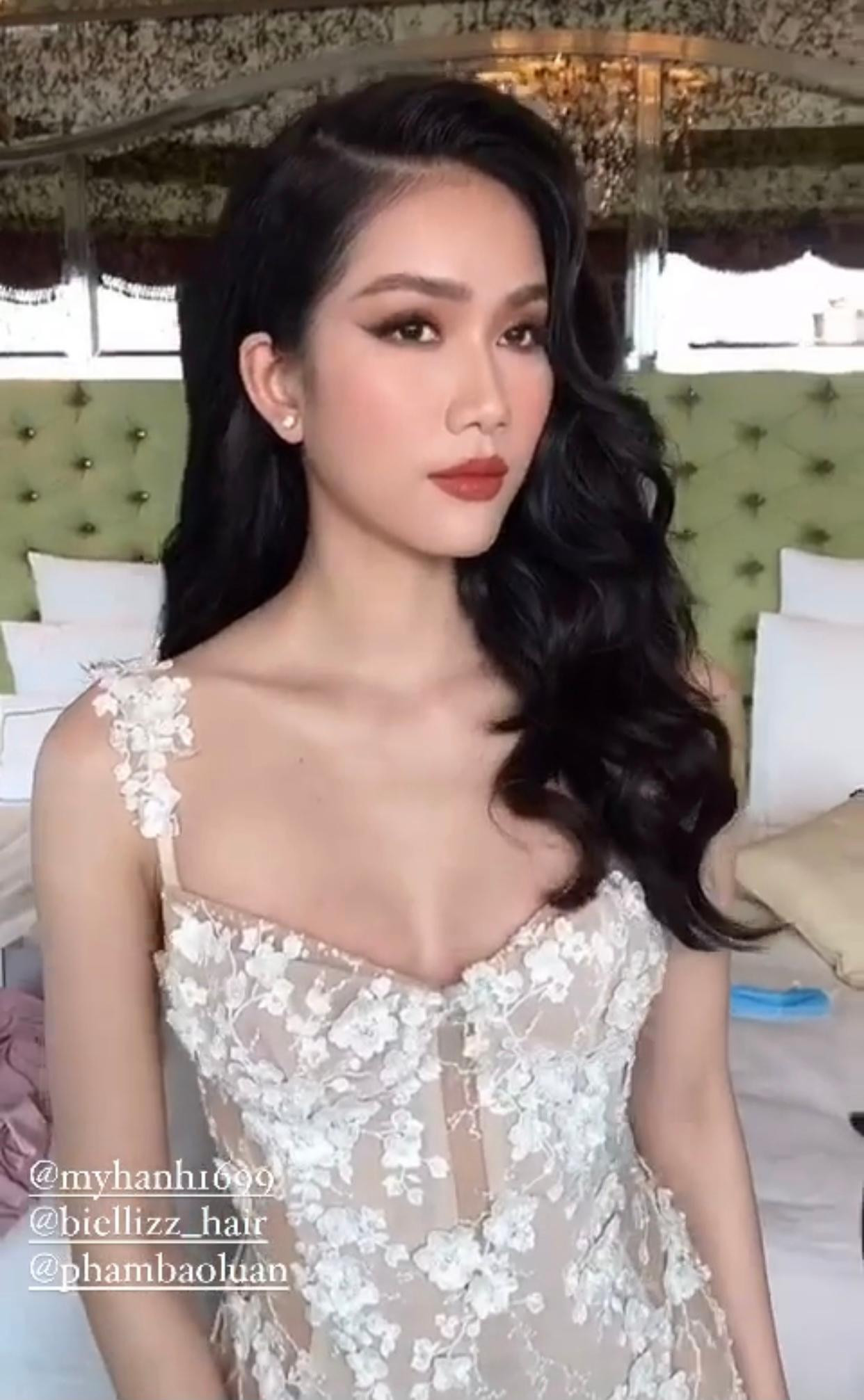 Được nhận xét là rất phù hợp với gam màu trắng tinh khiết, Á hậu Phương Anh được các fans khuyên nên mang màu sắc phong thuỷ này đến với cuộc thi Hoa hậu Quốc tế 2021.