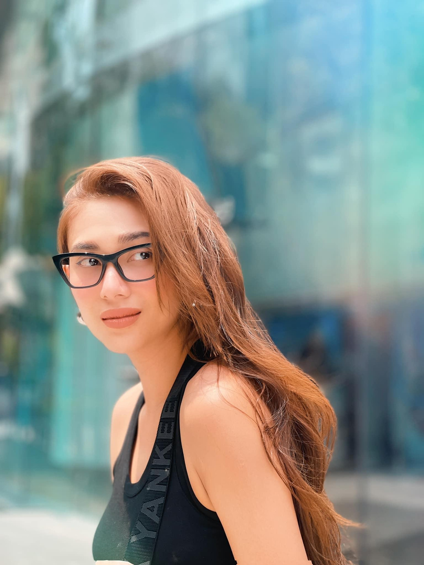 Siêu mẫu, Á hậu Võ Hoàng Yến tự tin khoe mặt mộc xinh đẹp trên phố. Siêu mẫu, Á hậu Võ Hoàng Yến tự tin khoe mặt mộc xinh đẹp trên phố.