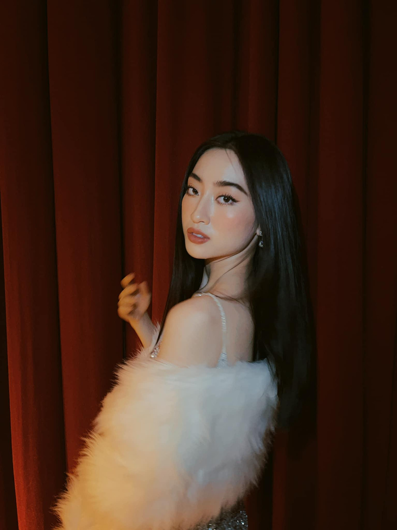 Hoa hậu Lương Thuỳ Linh kiêu sa, quyến rũ với váy sequin lấp lánh kết hợp cùng khăn lông vũ trắng muốt. Hoa hậu Lương Thuỳ Linh kiêu sa, quyến rũ với váy sequin lấp lánh kết hợp cùng khăn lông vũ trắng muốt.