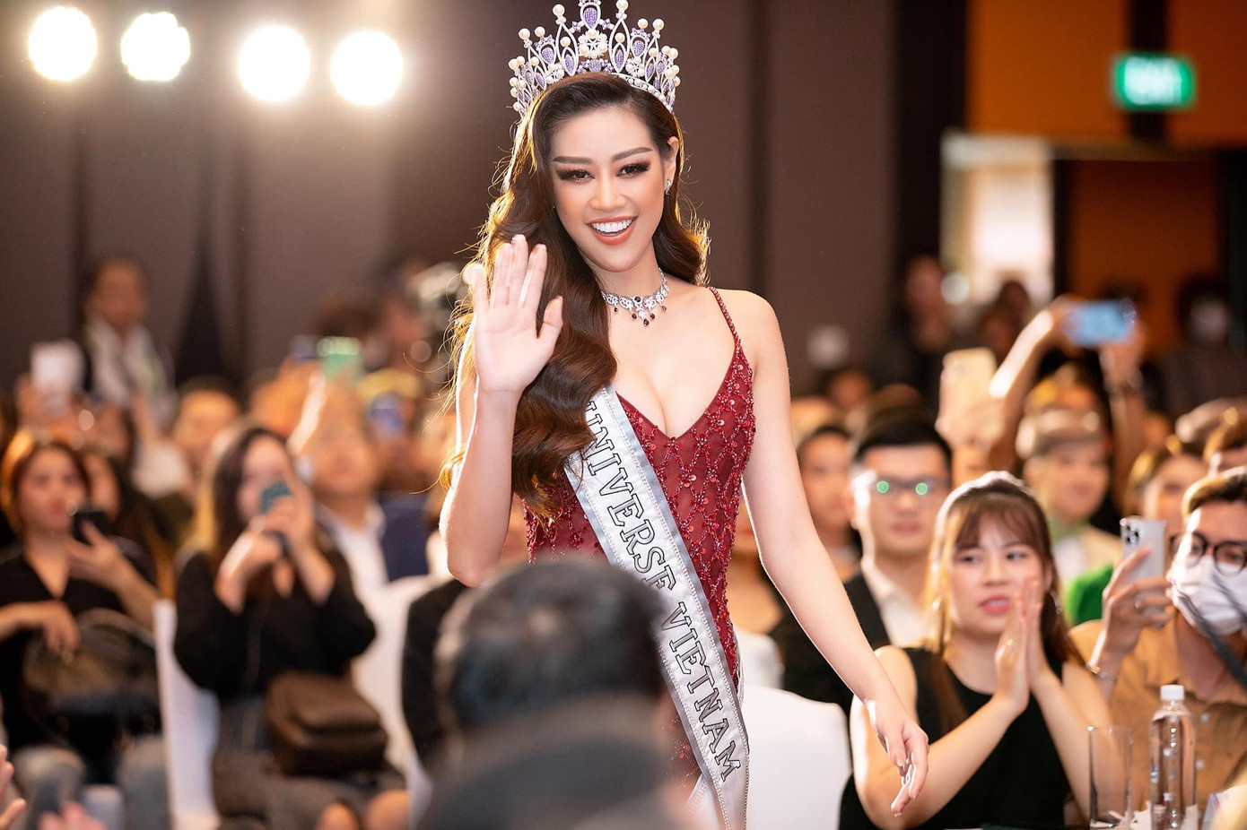 Hoa hậu Khánh Vân rạng rỡ đầy gợi cảm trong buổi họp báo công bố cuộc thi Hoa hậu Hoàn vũ Việt Nam 2021.