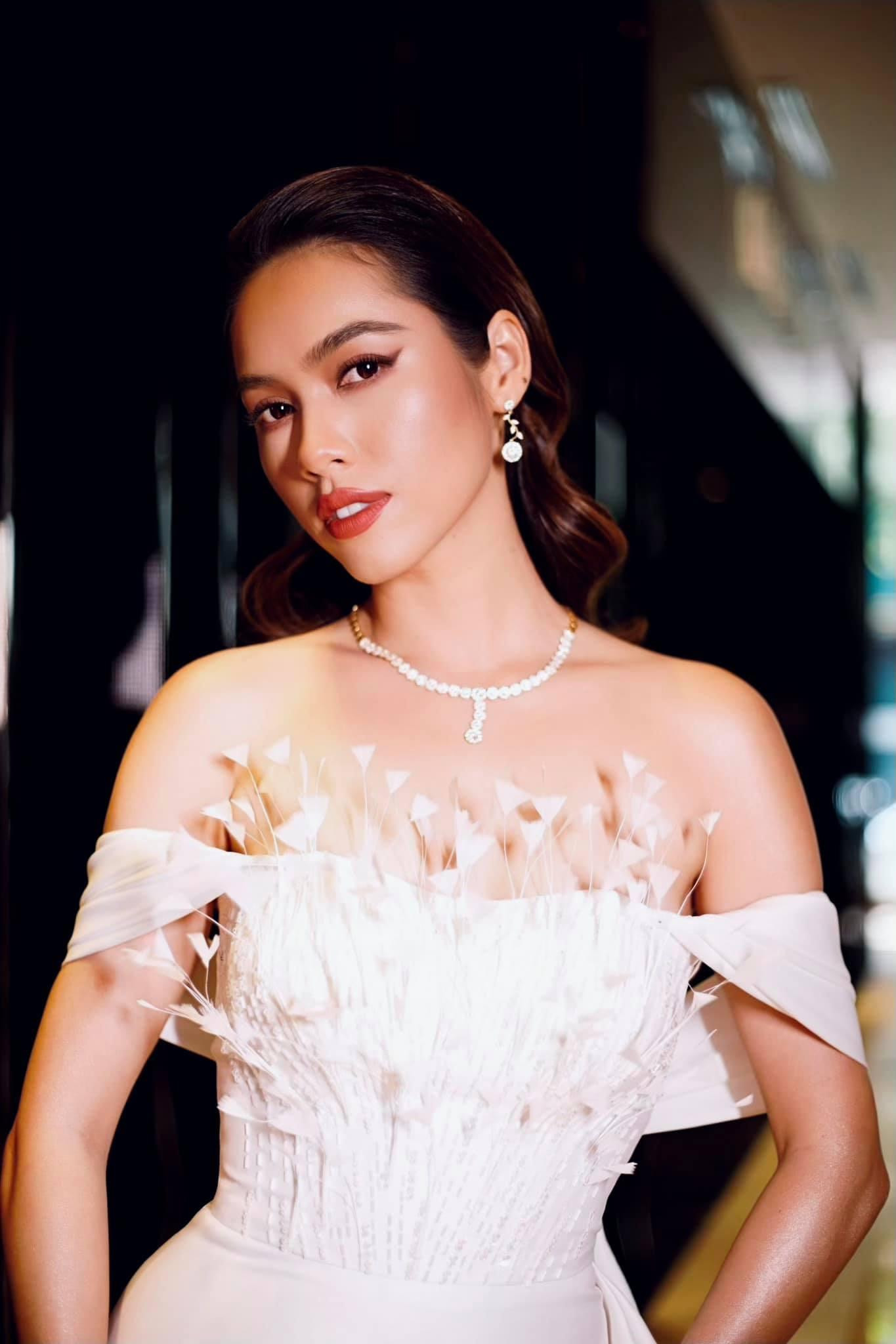 Do dịch bệnh COVID-19 diễn biến phức tạp nên cô vẫn chưa thể quay trở về Israel để tiếp tục công việc của mình.